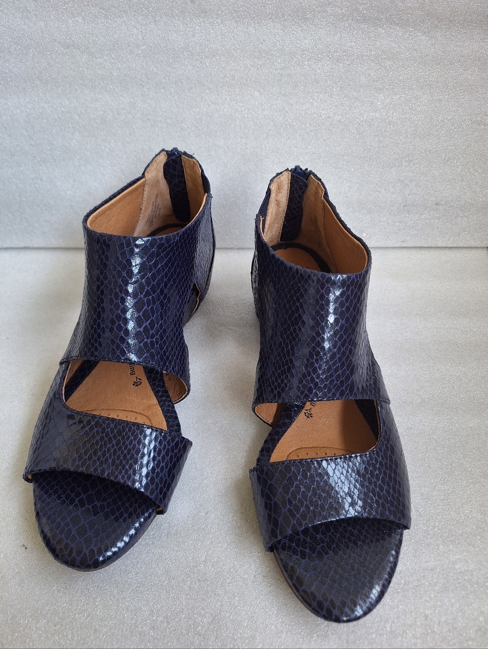 NWOB Sofft Navy Blue Snakeskin Print Back Zip Sandals 8.5M 1096463 - Picture 2 of 10